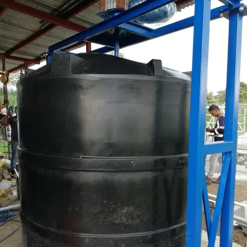 Agitador montado sobre un estanque de mezcla