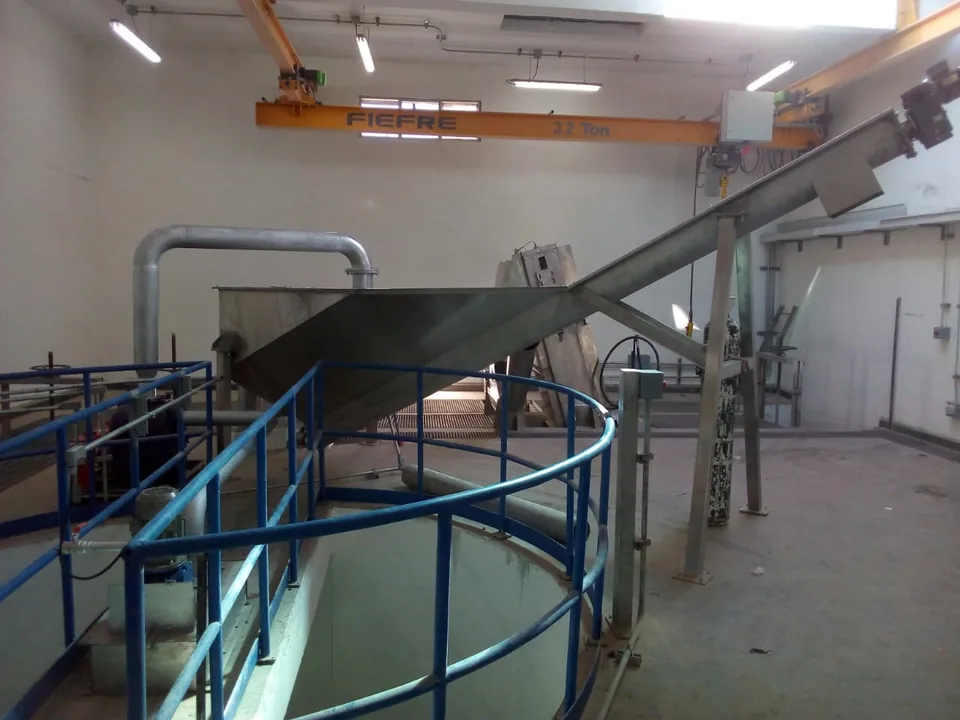 Clasificador de arena de acero inoxidable instalado bajo techo