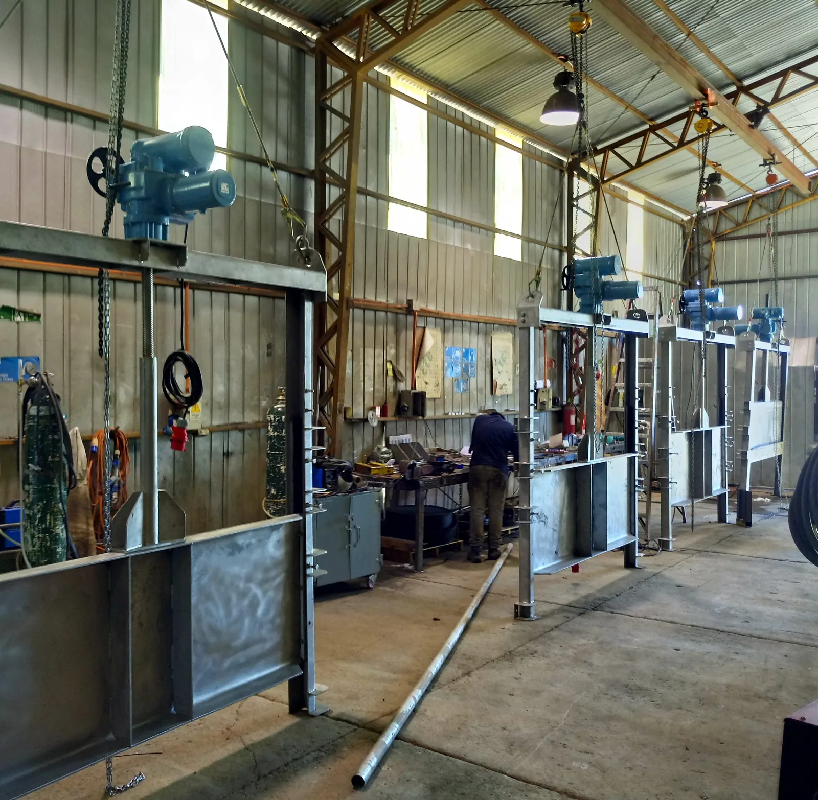 Compuertas y equipos de acero inoxidable en fabricación en el taller de JTP