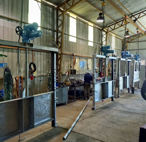 Compuertas y equipos en proceso de fabricación en el taller de JTP