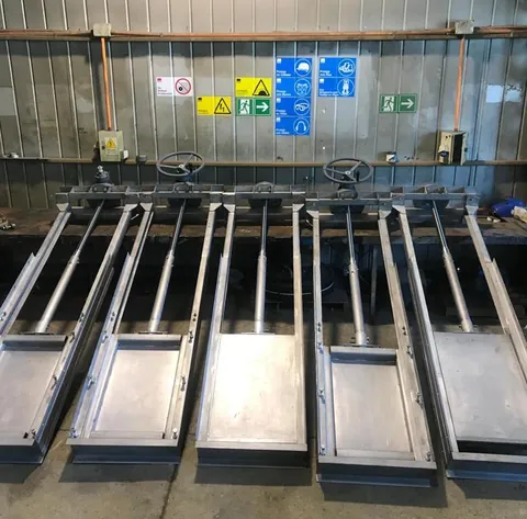 Hojas de compuertas de acero inoxidable listas para despacho