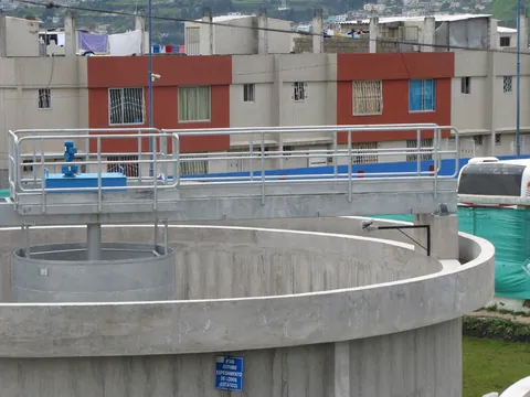 Espesador de lodos instalado en una planta de tratamiento