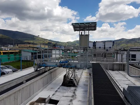 Puentes barredores longitudinales de la PTAR Quitumbe, en Quito