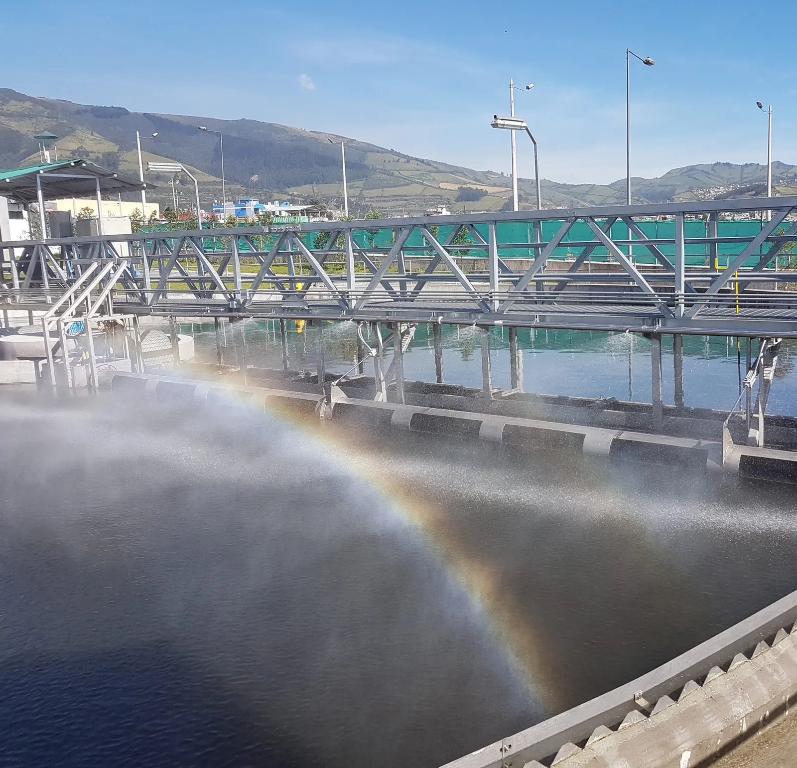 Puente sedimentador con abatimiento de espuma en operación en la PTAR Quitumbe, Quito