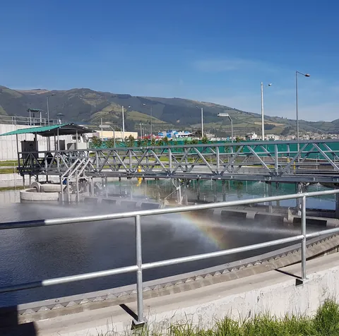 Puente sedimentador circular con su pasarela y torreta central