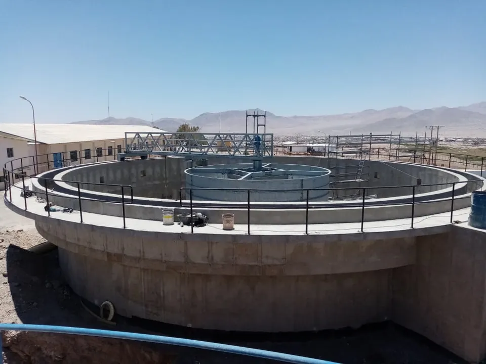 Puente sedimentador floculador del cuarto coagulador de la PTAS Calama