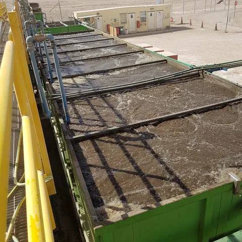 Reactor biológico con su sistema de aireación en operación