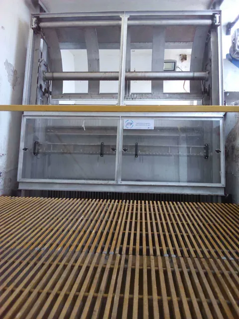Reja automática de cadena instalada en el canal de pretratamiento de una planta