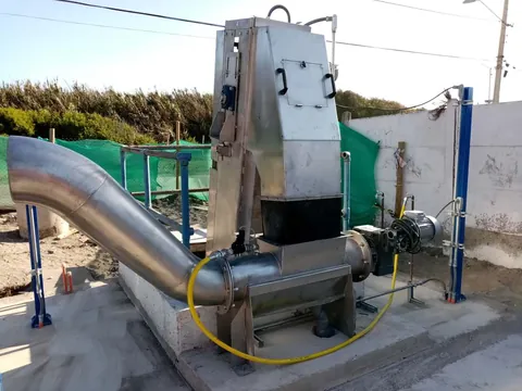 Reja automática de cadena con su tornillo de descarga en operación