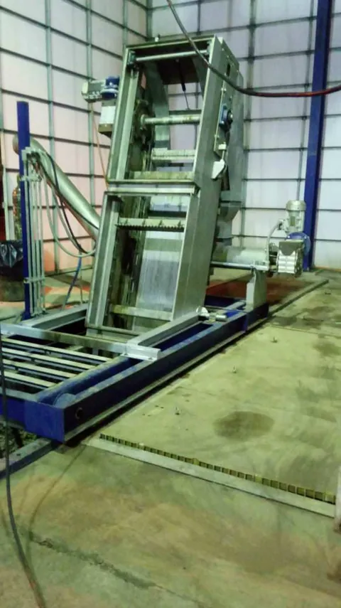 Estructura de una reja automática de cadena durante su fabricación