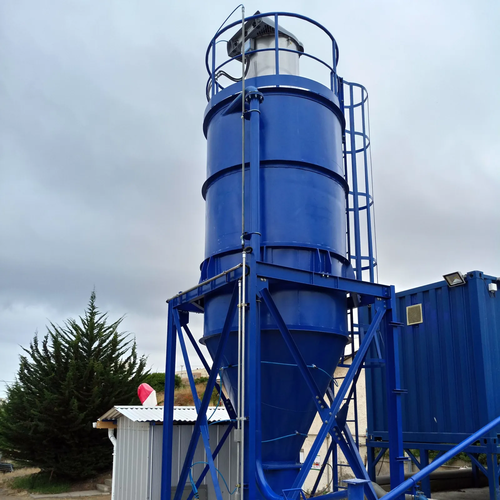 Sistema de encalado de JTP: silo de cal con su estructura y escala de gato
