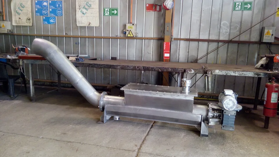 Tornillo compactador de acero inoxidable fabricado por JTP