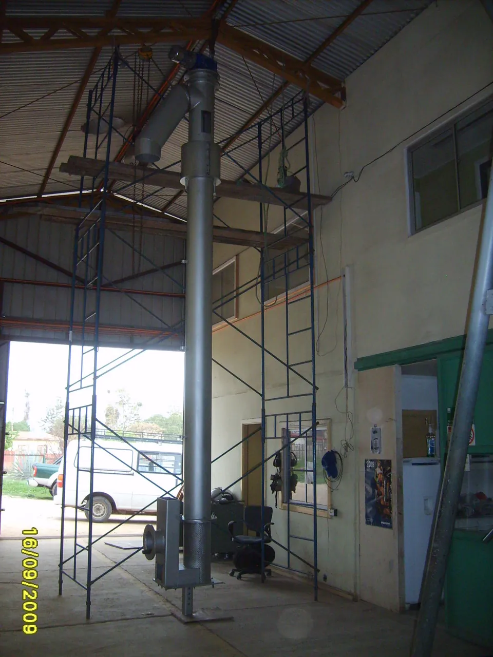 Tornillo compactador vertical instalado en una planta elevadora