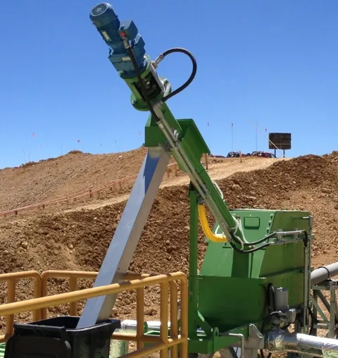 Tornillo tamiz compactador inclinado sobre su estructura de montaje