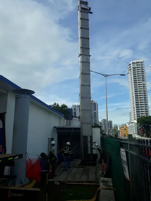 Reja automática de cadena de 17 metros de largo en el Pozo vía Brasil, Panamá