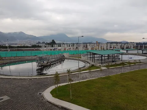 Sedimentadores circulares de la PTAR Quitumbe con los cerros de Quito al fondo