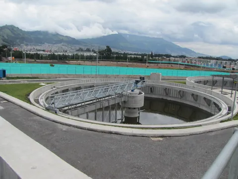 Puente sedimentador circular de la PTAR Quitumbe