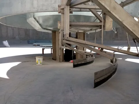 Mecanismo del puente sedimentador floculador de la PTAS Calama