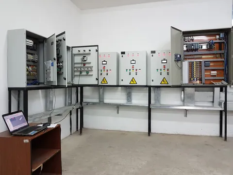Gabinetes de control en pruebas en el taller de JTP